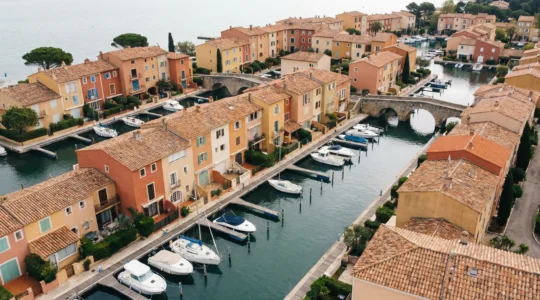 Vue aérienne de la cité lacustre de Port Grimaud avec ses maisons colorées le long des canaux